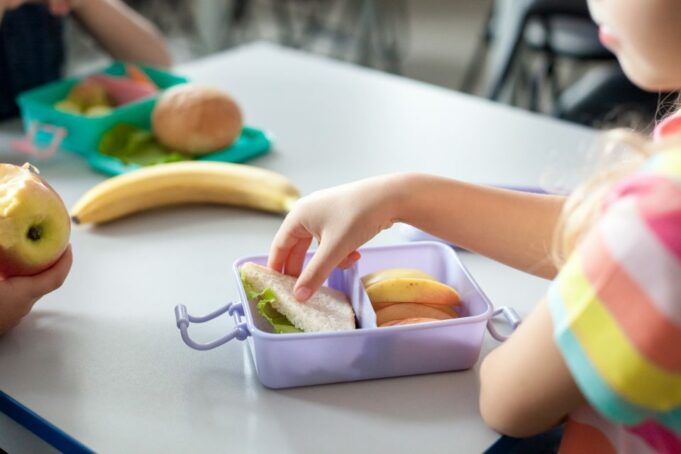 Qué y cuánto deben comer de colación los niños en esta vuelta a clases