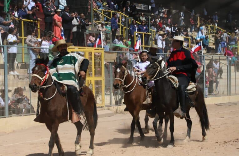 Destacada presentación de agrupaciones folclóricas marca el regreso del desfile de Fiestas Patrias al estadio Nelson Rojas.