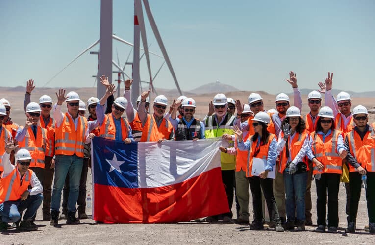 Ministros Marcel y Pardow visitan proyecto Parque Eólico Horizonte que producirá energía equivalente al consumo de 715 mil hogares