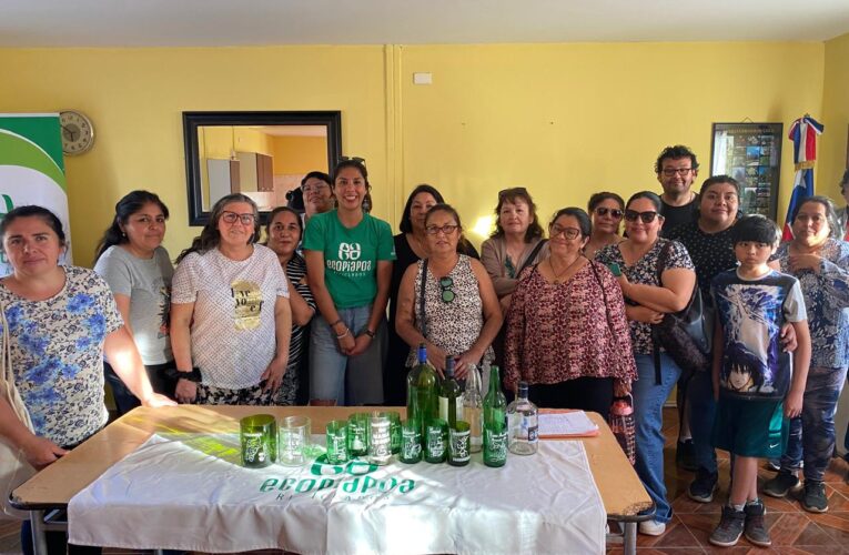 Taller de reciclaje en Llanos de Ollantay enseñó a vecinas a confeccionar vasos