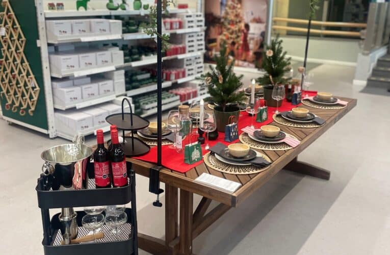 SIEMPRE HAY LUGAR PARA UNO MÁS: CONSEJOS PARA ARMAR UNA MESA DE NAVIDAD EN UN ESPACIO REDUCIDO