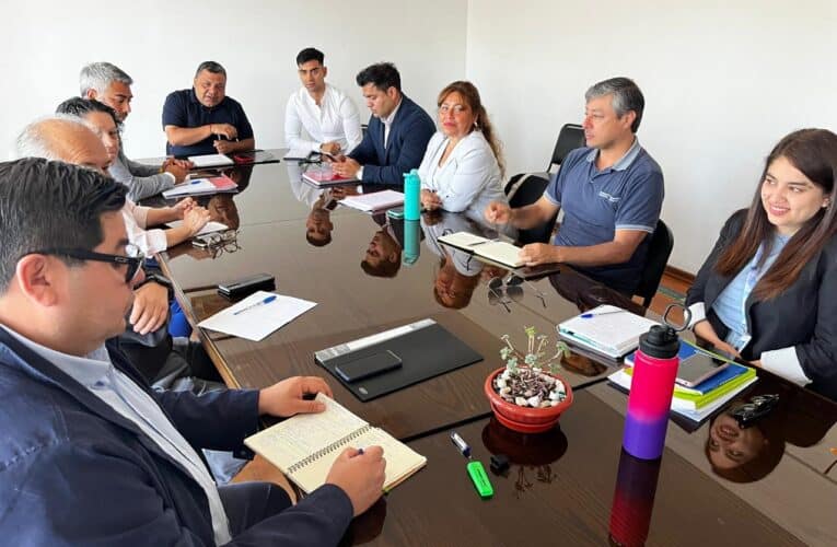 Alcalde Víctor Isla Lutz instaura reunión clave con directores y concejales de la comuna