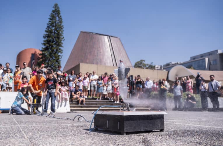 Ministra Aisén Etcheverry celebra la Semana de la Niña y la Mujer en la Ciencia en Planetario USACH