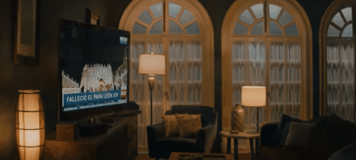 El texto "Falleció el papa León XIV" aparece en una película de 2017 llamada "El habitante". Foto: Netflix Imagen: 2/4